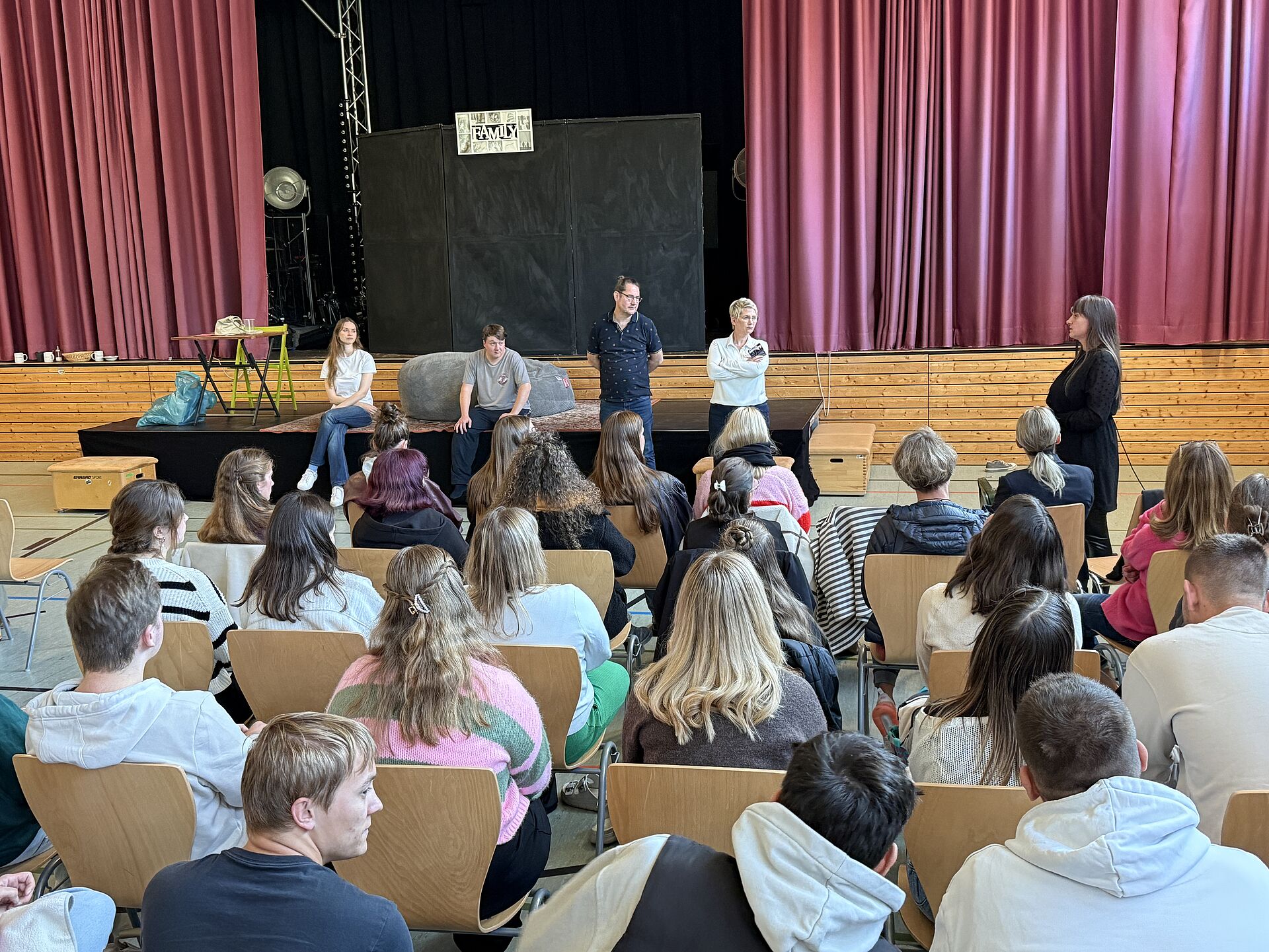 Diskussionsrunde im Anschluss an das Theaterstück