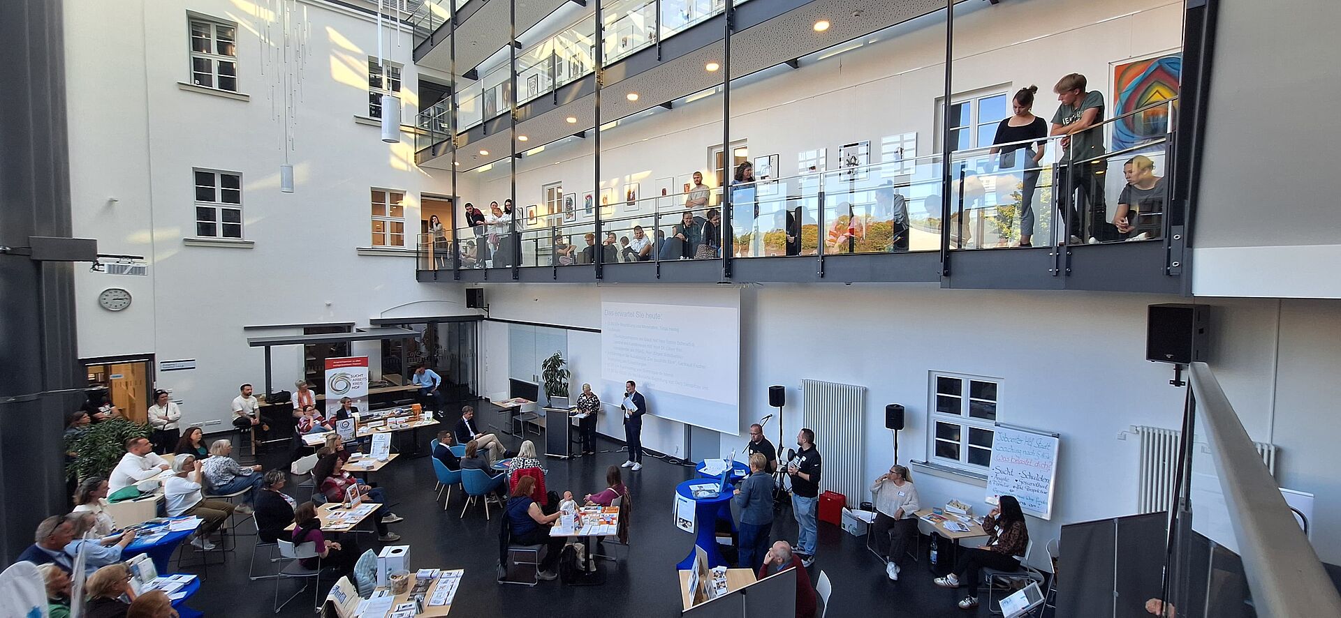 Am Nachmittag besuchten die Studierenden das „Forum Sucht“ in der VHS Hofer Land.