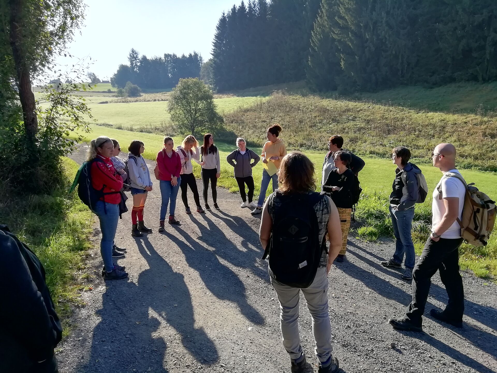 Studierende der Heilpädagogik bei einem gemeinsamen Ausflug in der Natur. 