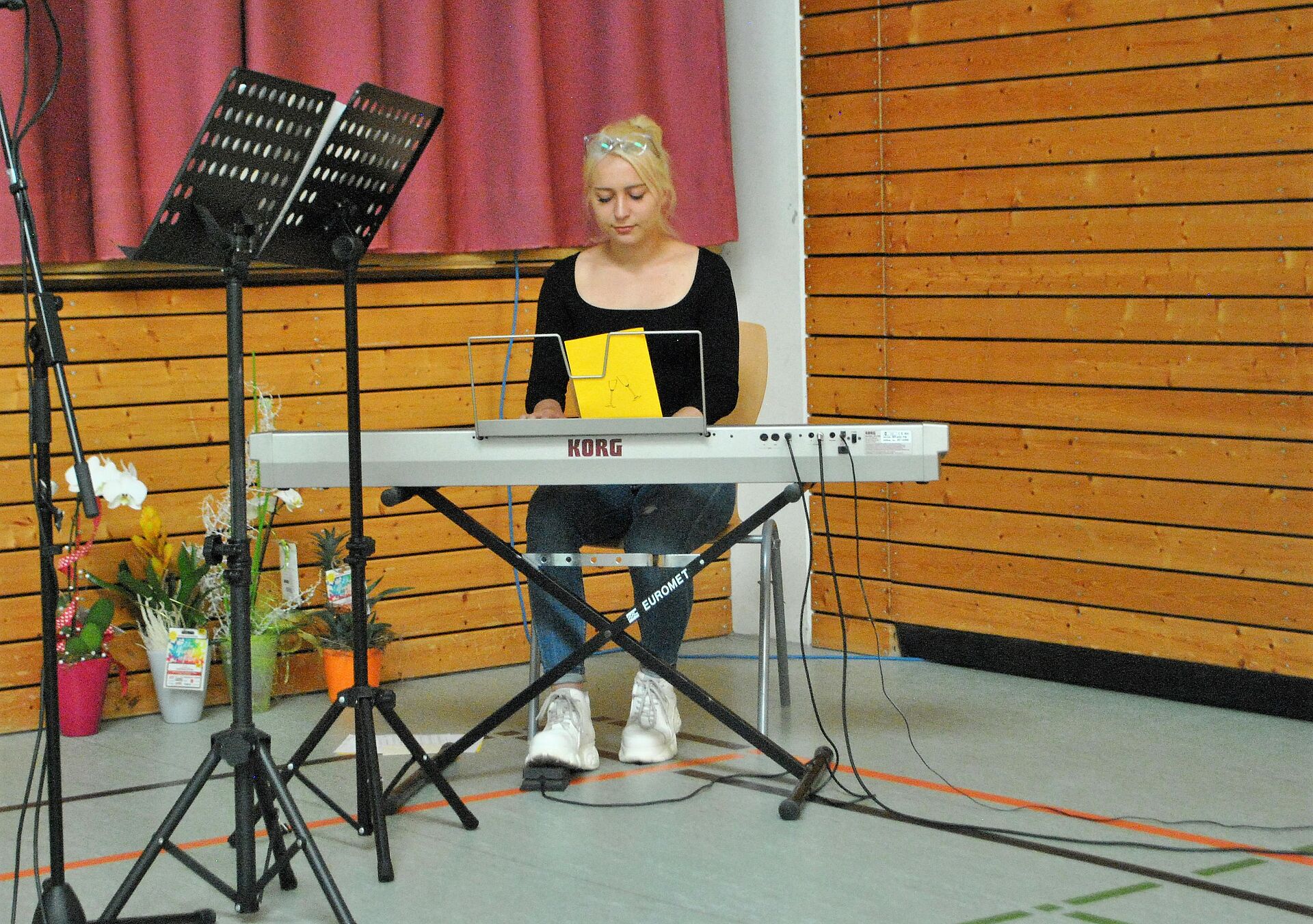 Absolventin am Klavier