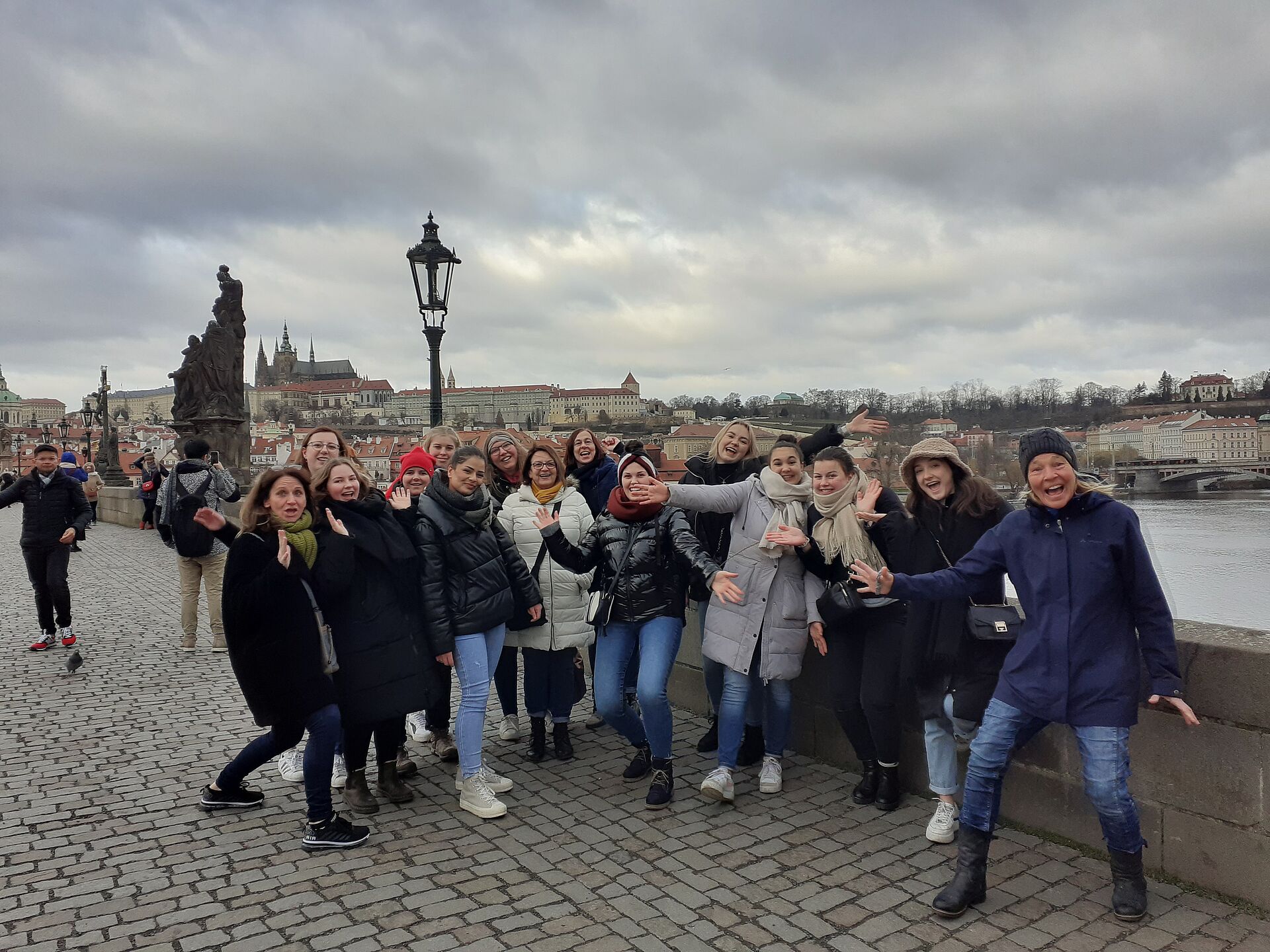 Studierende der Sozialpädagogik auf der Karlsbrücke in Prag