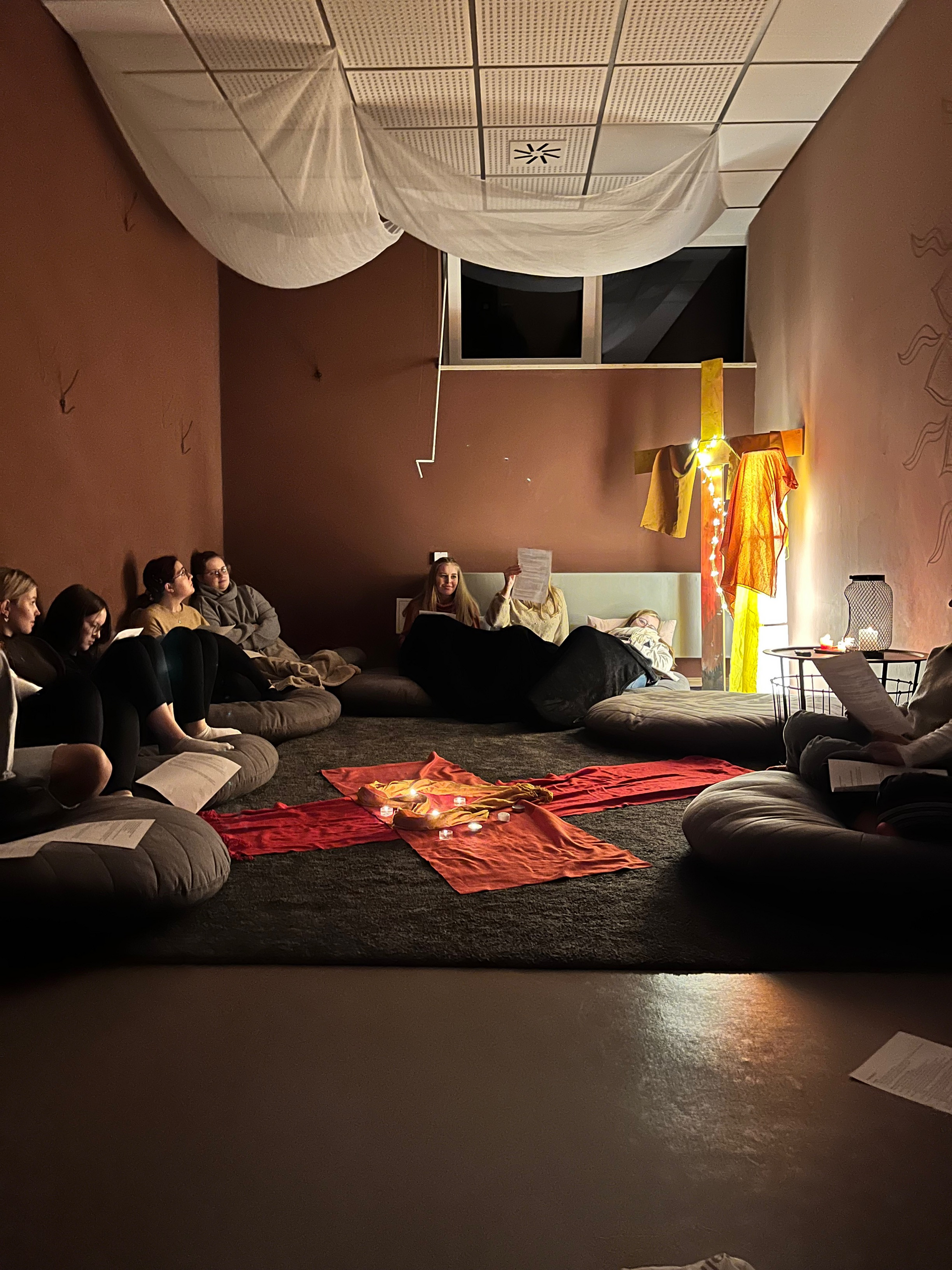 Studierende sitzen für eine Andacht im Meditationsraum
